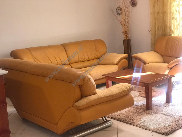 Apartament me qera ne rrugen Liman Kaba ne Tirane.

Ndodhet ne katin e 2-te ne nje pallat te ri, b